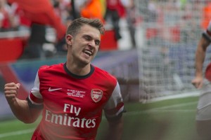 Ramsey celebra un gol frente al Stoke City, pocas horas antes de la muerte del boxeador Ken Norton. Foto: Ronnie MacDonald (Wikipedia).