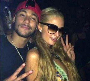 Neymar posa junto a Paris Hilton, con la que coincidió la pasada noche en una discoteca de Ibiza. Foto: Instagram Neymar 