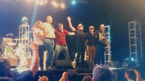 Los seis integrantes de Projecte Mut se despiden una vez finalizado el concierto en el parque Reina Sofía.