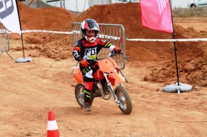 Uno de los jóvenes participantes en la diada de motociclismo base realizada este sábado en Sant Antoni.