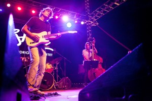 Norberto Rodríguez, con su fusión de jazz, blues y rock, demostró ser un virtuoso de la guitarra.