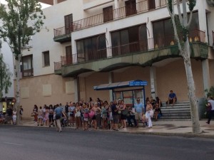 Els progressistes han denunciat que els problemes de les parades urbanes s'agreugen els dies de pluja. 