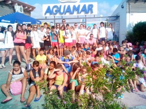 Foto de familia en la visita al parque acuático. Foto: Ajuntament de Sant Josep.