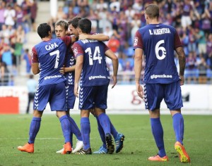 Los jugadores del Eibar celebran el gol de Javi Lara en su primera victoria en la Liga BBVA. Foto: SD Eibar