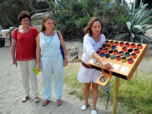 Maria Ramón, regidora de Benestar Social, Flor Dell'Agnollo, de la Fundació Deixalles, i Lidia Prats, regidora de Medi Ambient i Neteja, en Cala Gració.