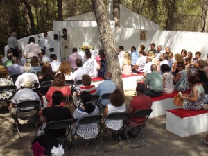 Imatge de la missa a Cala Llonga. Foto: Ajuntament de Santa Eulària.