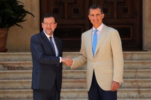 Don Felipe saluda a Marino Rajoy antes del despacho en el Palacio de Marivent. Foto: Casa Real