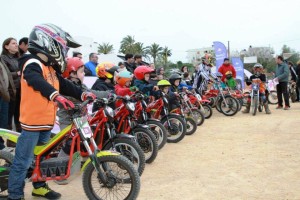 Varios de los jóvenes participantes en una diada de motociclismo base.