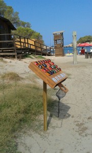 Imatge del cendrer-faristol situat a l'entrada de la platja. Foto: Conselleria de Medi Ambient.