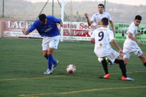 Rafa Carvajal intenta llevarse el balón ante la presión de varios jugadores contrarios.