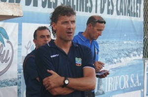 Luis Elcacho, entrenador del Formentera, en un partido del conjunto pitiuso.