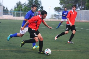 El lateral Micaló intenta progresar por la banda en una acción de la primera mitad.