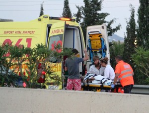 Momento en el que se llevaban al accidentado en una ambulancia. Foto. C.V.