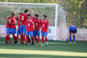 Los jugadores del Collerense celebran el segundo gol ante la decepción de Yeste. Fotos: C. V.