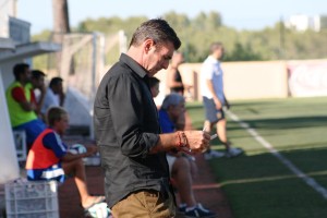 Vicente Román, entrenador del San Rafael, toma nota de la derrota ante el Collerense.