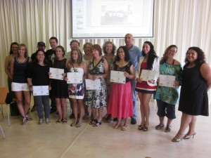 Los alumnos del taller de turismo posan con sus diplomas junto a los representantes políticos.