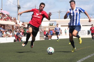 Górriz, delantero del Formentera, pugna por el balón con un defensa del Alcúdia