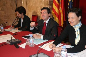 Jaume Matas (centre) en una imatge d'arxiu dels seus anys de president. Foto. ARA Balears.