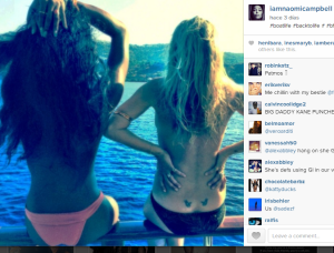 Naomi Campbell y Kate Moss, mirando a la costa y dano la espalda al objetivo. Foto: Instagram.