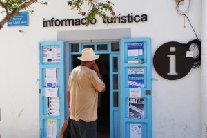 Un visitant es disposa a entrar en l'oficina d'informació turística de Formentera.