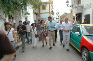 Paseando por Dalt Vila justo antes del momento 'groupie' con la turista de Brighton. Foto: PSOE.