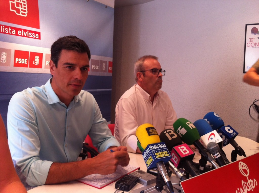 Pero Sánchez junto a Vicent Torres, al inicio de la rueda de prensa. Foto: D.V.