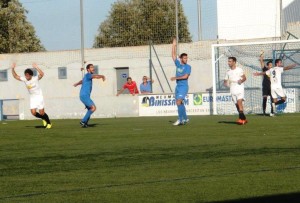 Diego Piquero celebra el segundo gol de su equipo ante las protestas de los mallorquines.