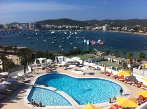 Imagen de la piscina del THB Hotel y la bahia de Portmany. Foto: D.V.