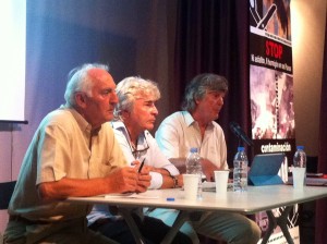 Domingo Gómez, con Ángel Nieto y Daniel Busturia, portavoces de la Asociación de Afectados. Foto: D.V.