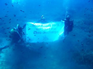 Submarinistas de GEN-GOB y WWF despliegan una pancarta para denunciar la contaminación marina.