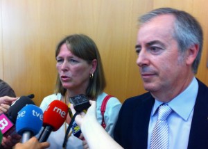 Virginia Marí i Vicent Serra atenent a la premsa al final de un Ple extraordinari. Foto: D.V.