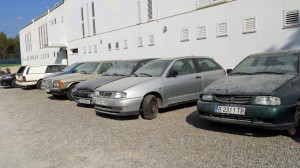 Cotxes abandonats al pàrquing de les instal·lacions esportives