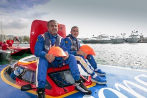 Arif Al Zaffain y Nadir Bin Hendi, el piloto y el segundo tripulante del barco vencedor.