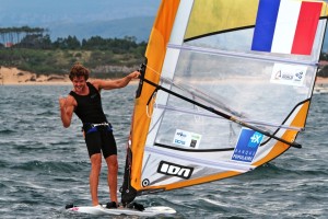 El francés Pierre le Coq celebra la victoria en la quinta regata de Santander 2014.