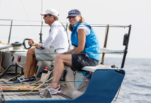 Virginia Marí, alcaldesa de Vila, subió a bordo del Azzurra italiano como invitada.