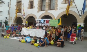 Todos los congregados en la protesta se han reunido para esta foto, que será remitida a la ONU junto a muchas más tomadas en todo el mundo.  Foto: V. R. 