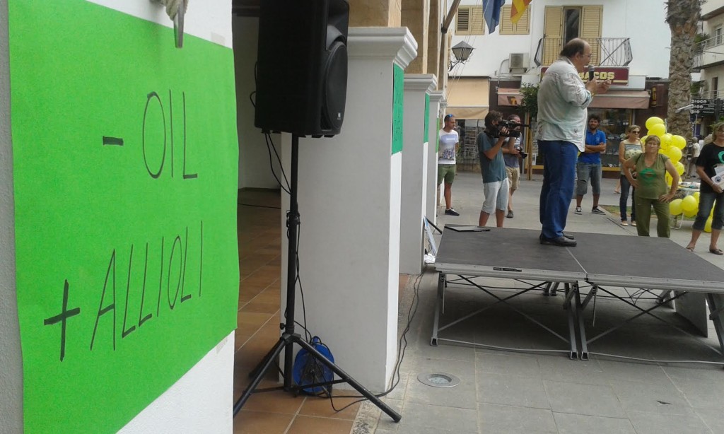 Los manifestantes han elaborado sus propias pancartas, con mensajes de lo más ingenioso. Foto: V. R. 