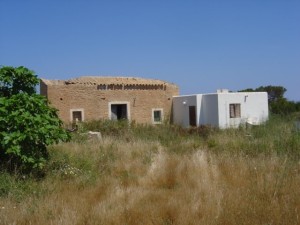 La casa de Ca ses Ferreres està ubicada a terreny rústic i no compta amb serveis d'aigua, electricitat ni clavegueram.