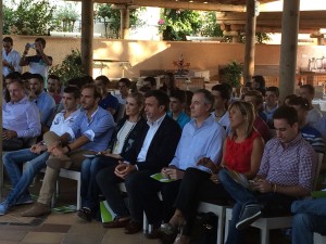 La primera fila de autoridades políticas durante el acto inaugural de la Escuela de Verano. Foto: PP.