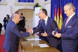 Manuel Vega Alocén recibe la Medalla de Plata de manos del secretario de Estado de Seguridad.