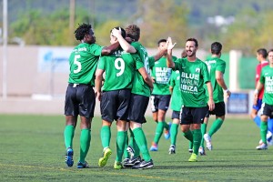 Los jugadores del Sant Jordi celebran uno de los siete goles que suma Adrián Ramos. Foto: F. Natera