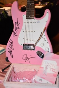 Esta es la guitarra firmada por los integrantes del grupo Placebo, que se sorteará con fines benéficos. 