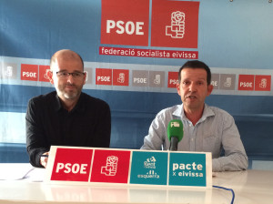 El regidors de PSOE-Pacte Alfonso Molina i Marc Costa durant la roda de premsa. Foto: PSOE-Pacte.