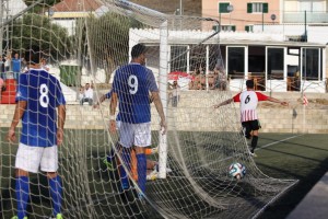 Raúl Marqués celebra el gol del triunfo del Menorca ante el San Rafael. Foto: Deportes Menorca