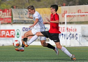 Juli, autor de dos de los goles de la Peña, en una acción del encuentro ante el Serverense