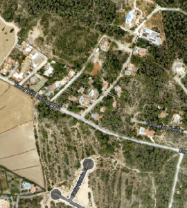 A la part superior, la zona urbanitzada del Puig de s'Argila que es consolida com AMR. A la part inferior, la zona on està prevista una urbanització amb viste a Cala Compte.