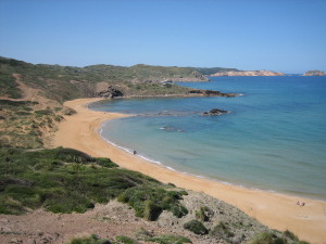 Panorámica de la playa de Cavalleria, en Menorca. Foto: Seruba (Wikipedia)