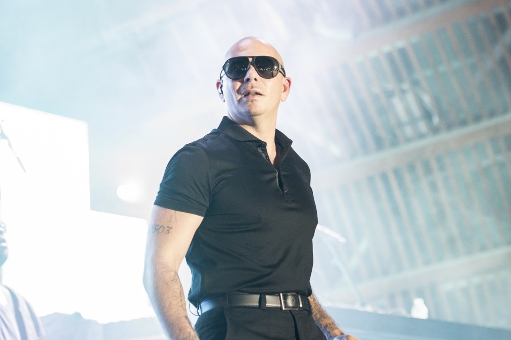 Pitbull, en un momento de su actuación en Ushuaïa, en su pose más característica. Foto: Roberto Castaño.