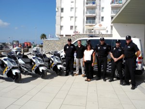 Posando con los nuevos vehículso adquiridos. Foto: Ajuntament de Sant Antoni.