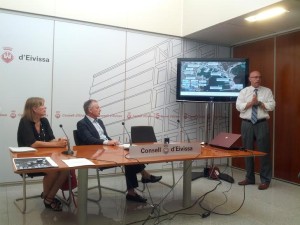 Virginia Marí, Vicent Serra y Alberto POns, de pie, durante la presentación del proyecto final de remodelación del puerto de Ibiza